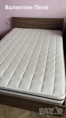 Спалня с матрак