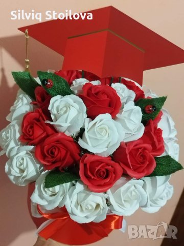 Луксозна кутия с трийсет и една сапунени роза за абитуриенти или абсолвенти , снимка 5 - Подаръци за жени - 40416895