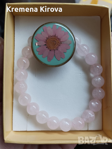 Дамски комплект гривна и пръстен с цвете в смола и розов кварц. Идея за подарък за абитуриентка., снимка 1 - Бижутерийни комплекти - 44650713