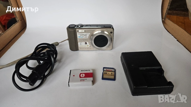 Дигитален фотоапарат Sony Cyber-shot DSC-HX7V 16.2MP Digital Camera 10x Zoom камера фото , снимка 2 - Фотоапарати - 53424411