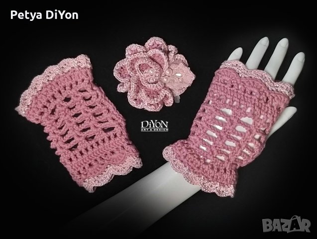 Комплект ажурни плетени ръкавици без пръсти и брошка в розово