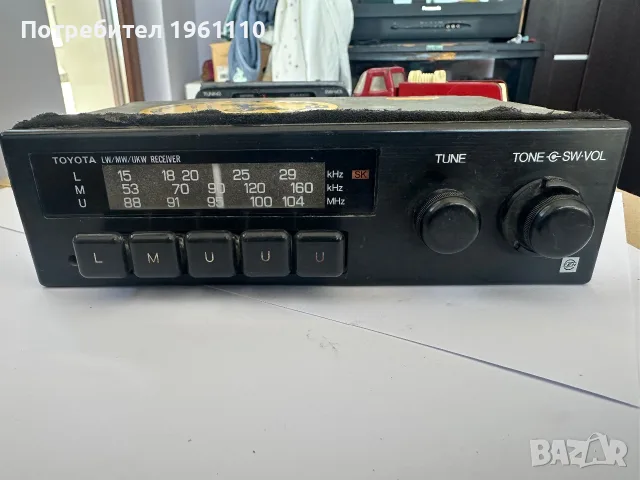 радиоприемник (авторадио) Toyota от 1980-те години (произведен от Fujitsu Ten).