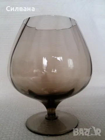 голяма чаша от кафяво стъкло