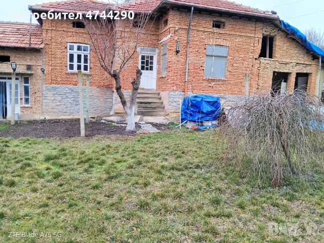 Тухлена къща със селскостопански постройки