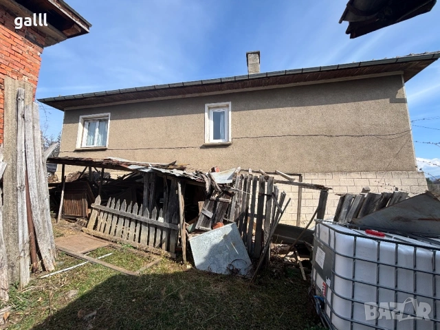 Къща за живеене или вила – център на селото, снимка 3 - Къщи - 53830740