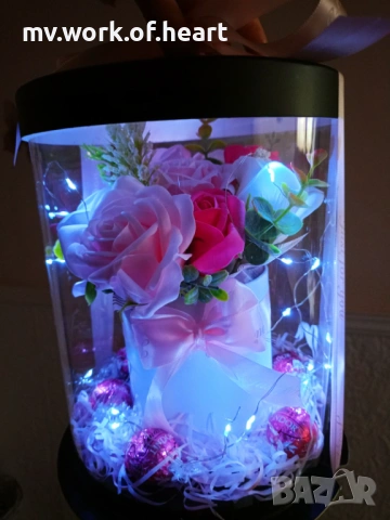 Светеща кутия с букет и бонбони 