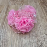 Красив ластик за коса с цветя от плат в розово, снимка 5 - Аксесоари за коса - 35842091