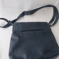 Спортно елегантна оригинална Дамска чанта Charm & shape, снимка 8 - Чанти - 40507202