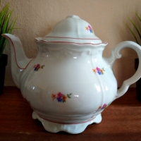 Стар порцеланов чайник, снимка 1 - Антикварни и старинни предмети - 36079471