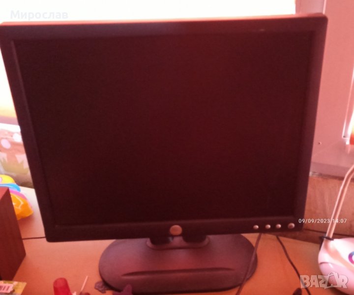 монитор Dell 19 - подарък микрофон , снимка 1