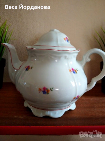 Стар порцеланов чайник, снимка 1
