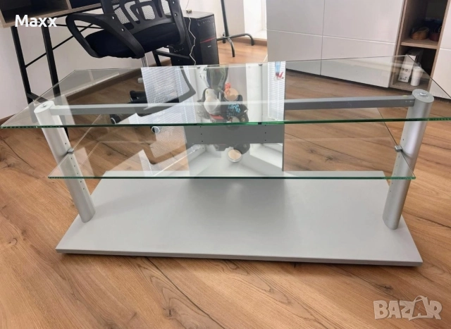 Продава стъклен телевизионен шкаф, снимка 3 - Шкафове - 52777778