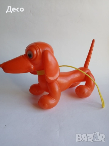 Стара румънска пластмасова играчка куче Дакел.