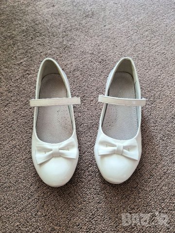 Официални лачени бели обувки