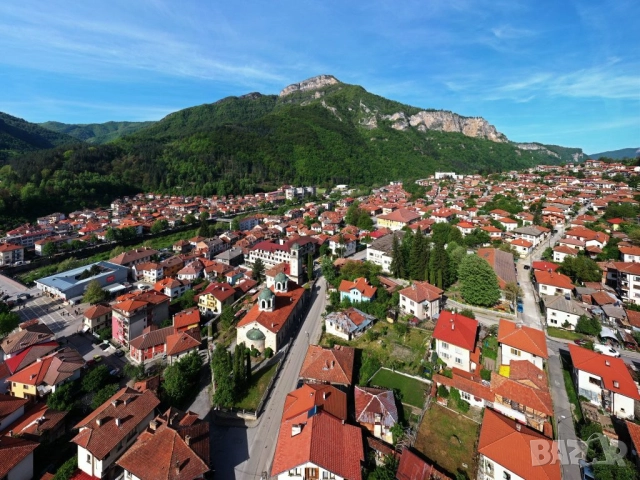 Топ локация и ценаПродавам Двуетажна масивна къща  в гр.ТЕТЕВЕН на 10м от главната пешеходна улица,, снимка 2 - Къщи - 51542078