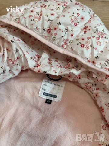 Бял елек/грейка с флорални мотиви, размер 86, снимка 7 - Бебешки якета и елеци - 49459890