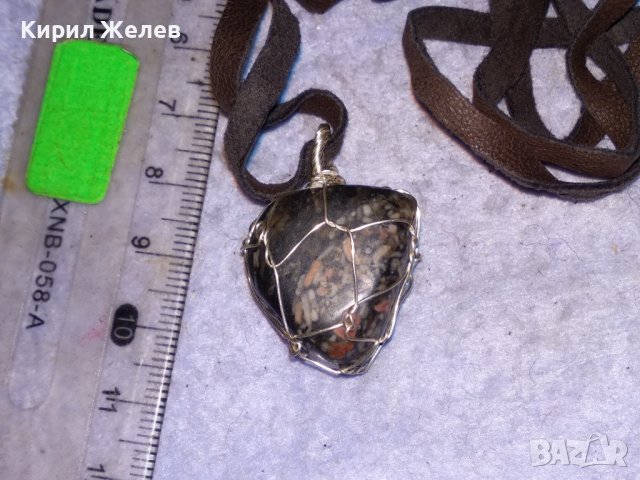 КРАСИВ ВИНТИДЖ - АРТ МЕДАЛЬОН НАТУРАЛЕН КАМЪК ЧЕРЕН ЯСПИС с ШНУРЧЕ от ВЕЛУР 13776, снимка 3 - Колиета, медальони, синджири - 41483359
