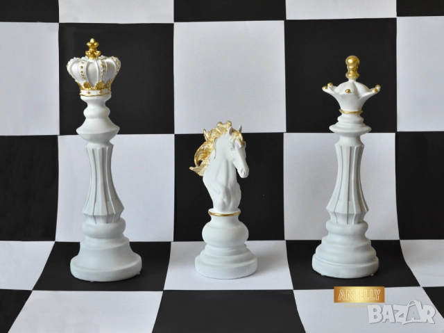 Статуетка Бяла Шахматна Фигура Царица / Изработена от Смола / Бял Мат със Златни Акценти 36 x 11 см., снимка 3 - Статуетки - 52395434
