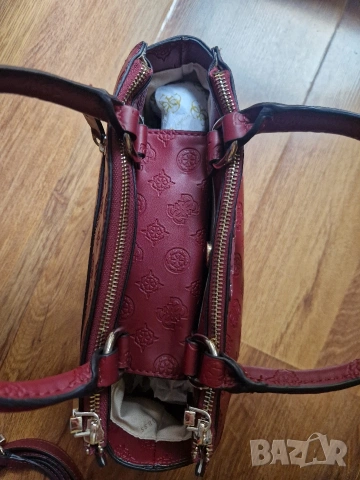 Оригинална чисто нова чанта на Guess, купувана от Англия, снимка 6 - Чанти - 53660761