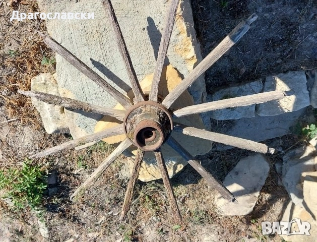 Хомот, кобилица от каруца 77см и 56см, част дърво дървен,турски чехли, Калашников тениска, снимка 12 - Други - 30192099