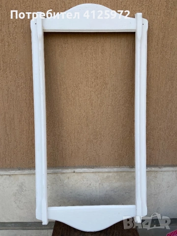 Голяма рамка от огледало, масив 102 х 53 см. Боядисана е с бяла тебеширена боя