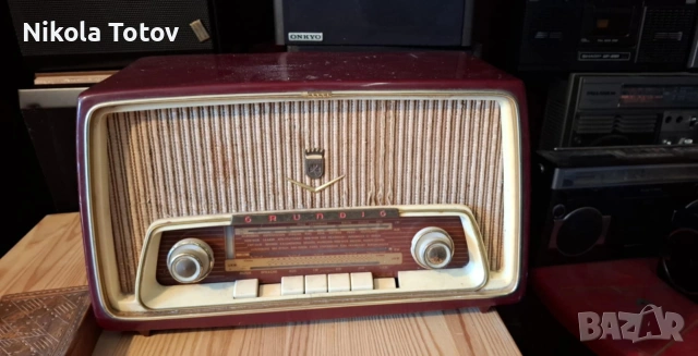 Продава се старинно радио Grundig. 