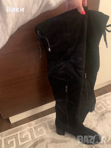 Красиви черни чизми високи ботуши