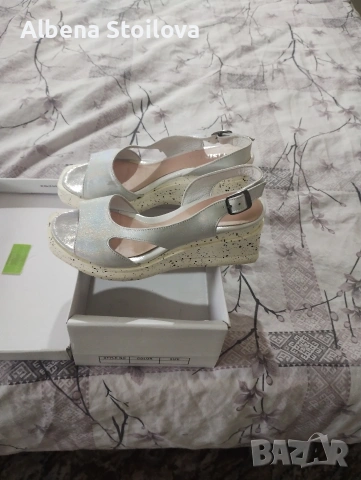 Разменям сребристи и черни нови обувки 