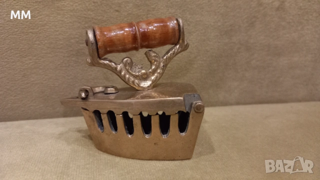 Стара декоративна ютия