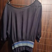 Черна блузка с къдрички и ластик долу и бродерии по ръкавите и в кръста, снимка 1 - Блузи с дълъг ръкав и пуловери - 40069617
