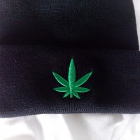 Зимна шапка с марихуана , снимка 2 - Шапки - 34374253