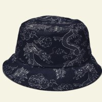 Синя шапка идиотка с принт китайски дракони и облаци в бял цвят, снимка 1 - Шапки - 41716705