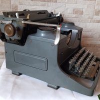 Стара пишеща машина TRIUMPH STANDART 12 - Made in Germany - 1940 година - Антика, снимка 4 - Антикварни и старинни предмети - 42249822