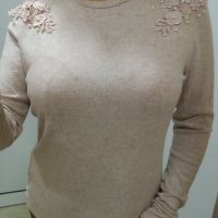 Блуза от много фино и еластично плетиво с дантела и перлички на раменете, снимка 3 - Блузи с дълъг ръкав и пуловери - 41847858