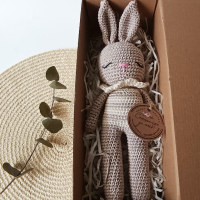 Зайче и дрънкалка ръчна изработка в неутрален цвят, плетени зайчета, играчка за бебе, бежово зайче , снимка 7 - Други - 44602627