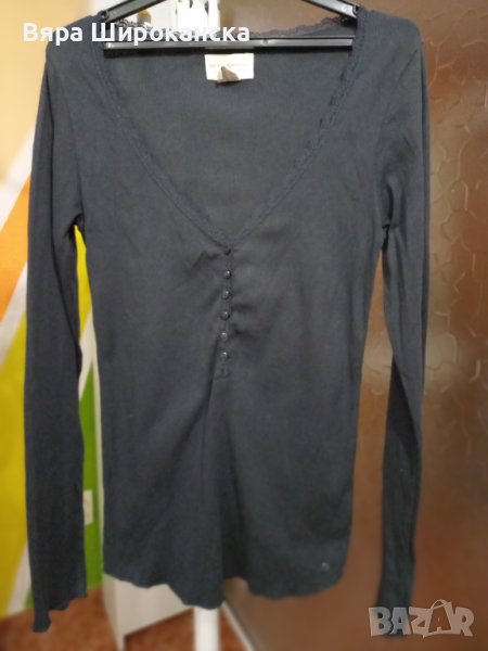 Тъмносива, почти черна блузка с дантела покрай деколтето. Размер М, L., снимка 1