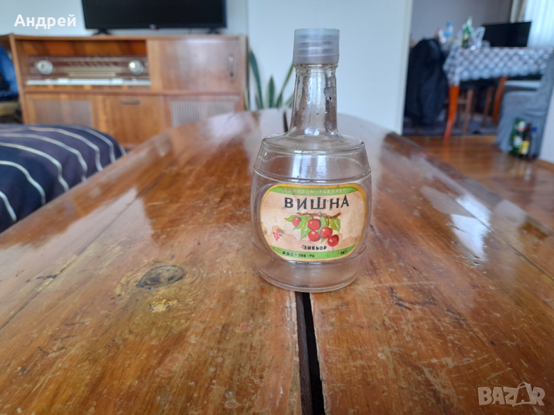 Стара бутилка от ликьор Вишна, снимка 1