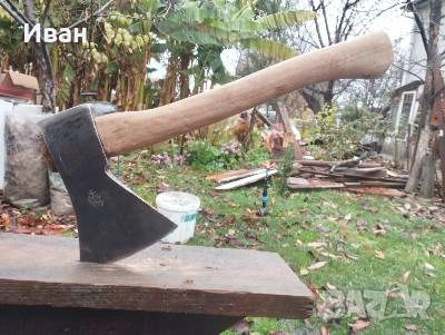 Стара брадва с маркировка 