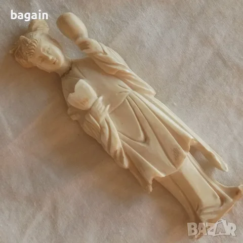 Статуя от слонова кост.