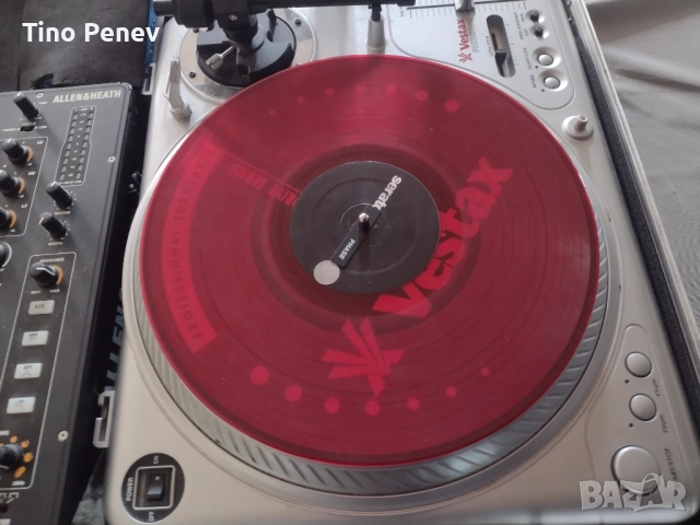 Продава се Dj сет  грамофони Vestax и пулт Serato Allen & Heath XONE43C, снимка 6 - Грамофони - 52929090