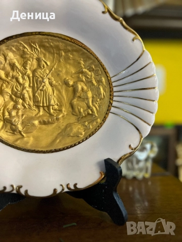 Рядка розова бонбониера Сцената, изобразена на позлатената релефна чиния представлява “Крал Карел IV, снимка 6 - Чинии - 52682827