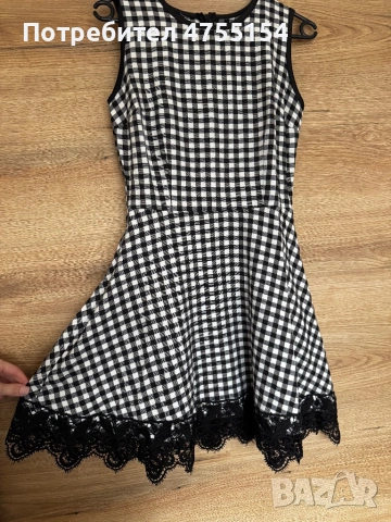 Дамска рокля с дантела 