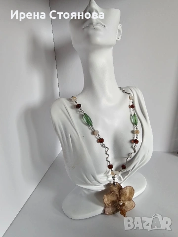 Нежно колие с естествен цвят на орхидея и епоксидна смола 