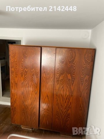 Гардероб Двукрилен с 3 чекмеджета и 4 рафта от орехово дърво с оригинално лаково покритие, снимка 4 - Гардероби - 42673867