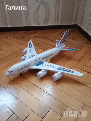 Музикален и светещ самолет