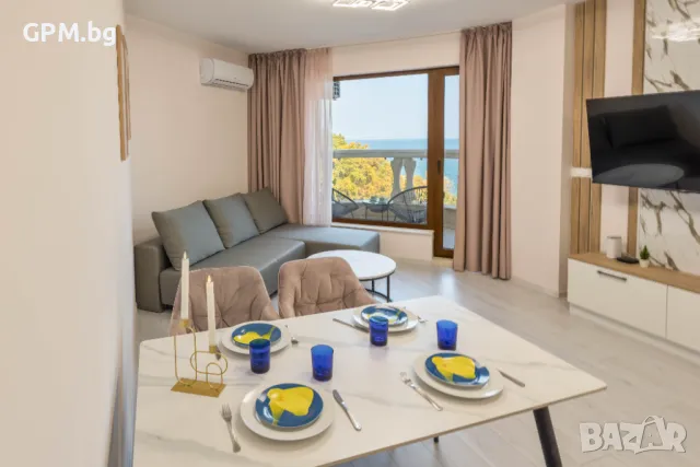 Луксозен и панорамен апартамент на брега в Ла Мер., снимка 9 - Почивки на море - 47825614