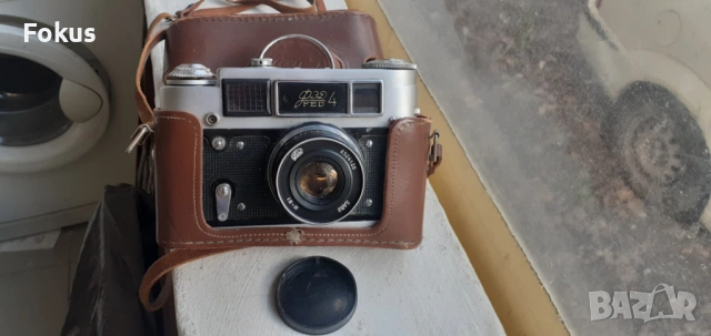 Стар механичен съветски фотоапарат Фед 4 с кожен калъф