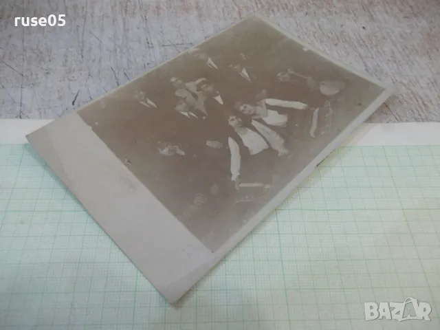 Снимка стара на група младежи с две жени в носии, снимка 3 - Колекции - 47910503