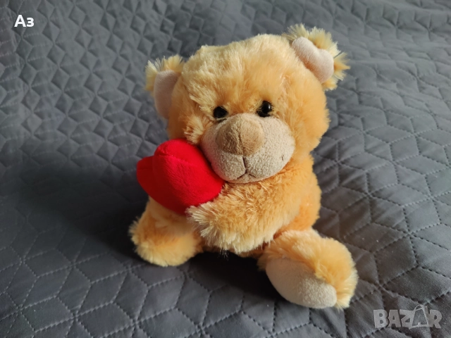 Продавам плюшена мека играчка Мече със сърце - нова