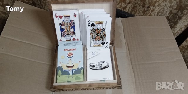 Продавам 15 карти за игра, от които 9 чисто нови запечатани и дървена кутия с 2 отделения за карти, снимка 1 - Други спортове - 40768300